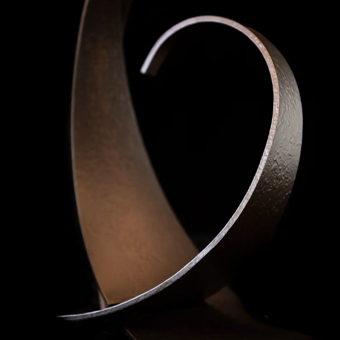 HUBBARDTON FORGE, FULLERED IMPRESSIONS TABLE LAMP, DESK LAMPS