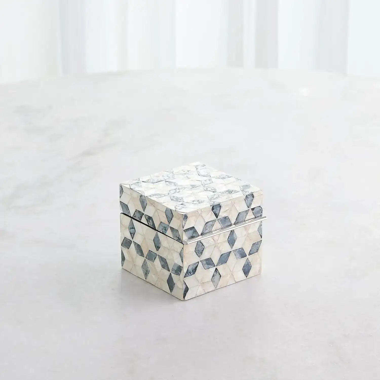 GLOBAL VIEWS CAPIZ SHELL BOX - Decorative Accents
