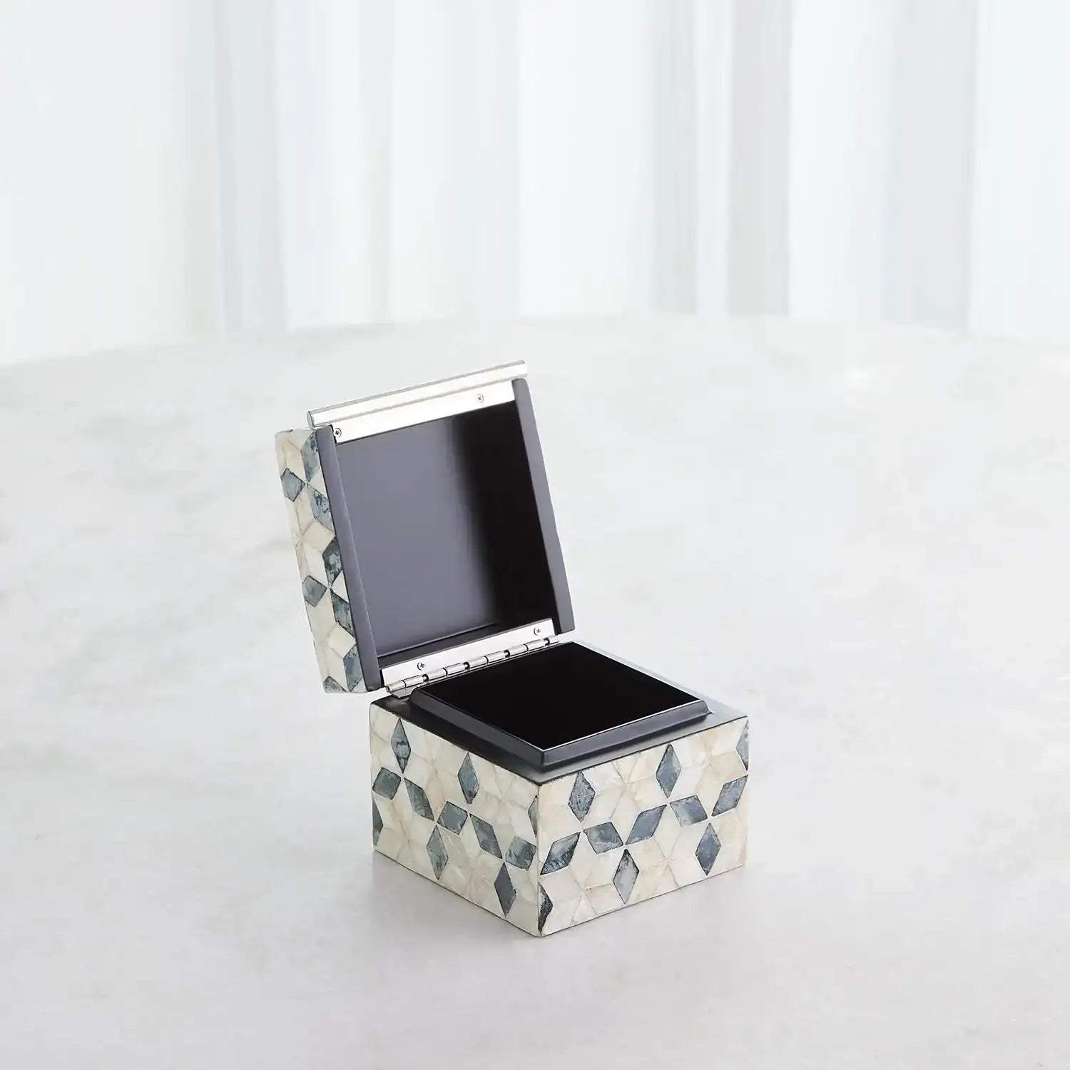 GLOBAL VIEWS CAPIZ SHELL BOX - Decorative Accents