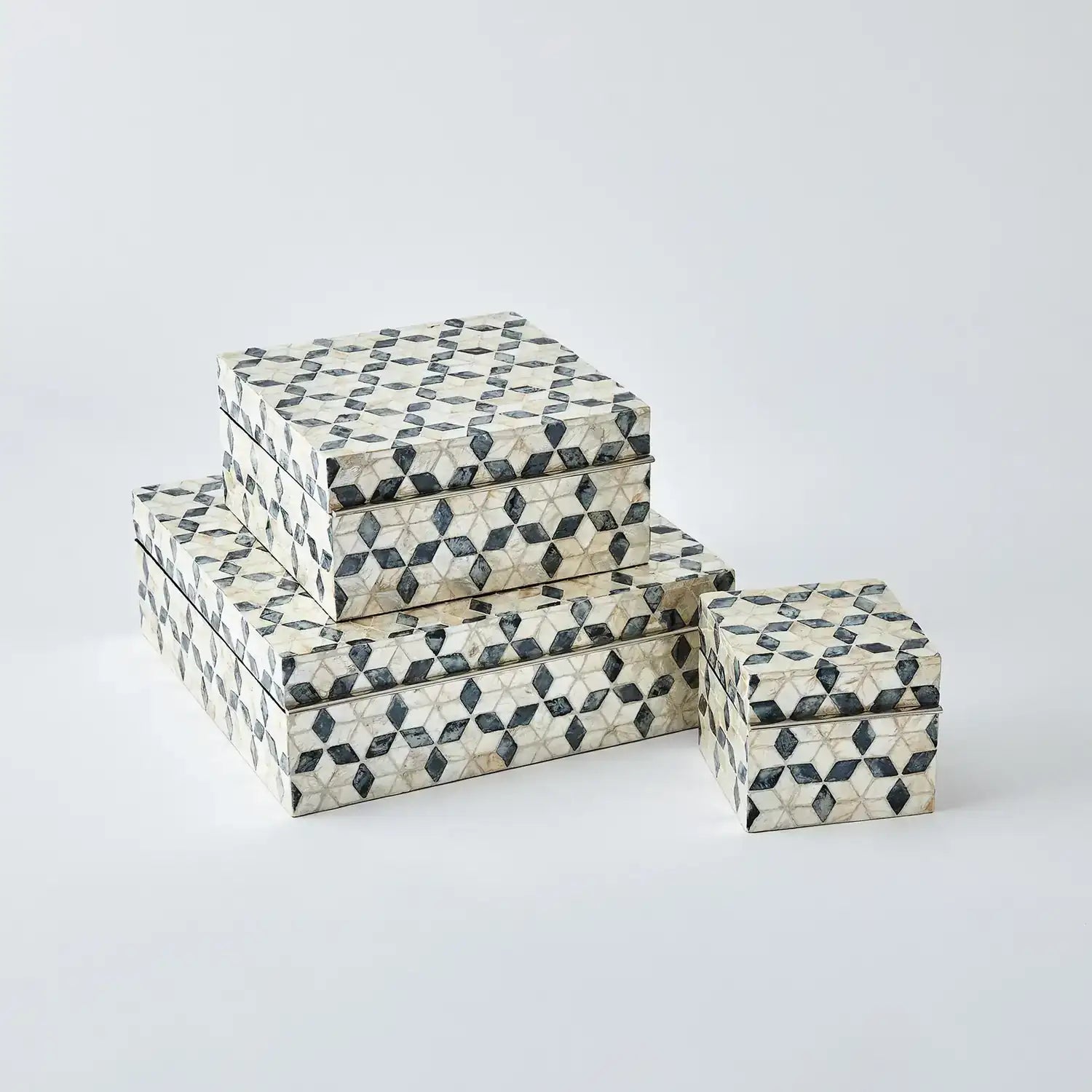 GLOBAL VIEWS CAPIZ SHELL BOX - Decorative Accents