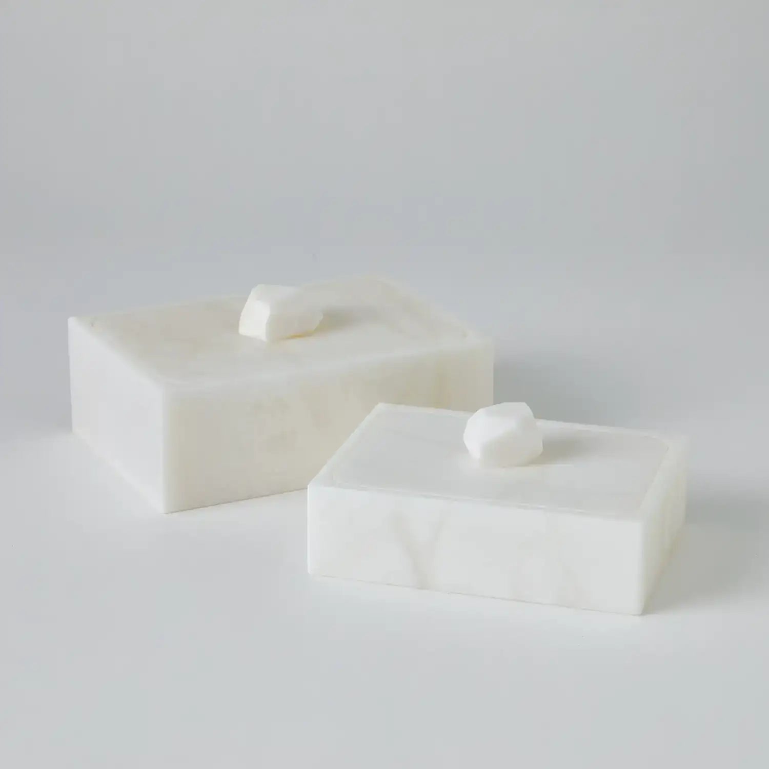 GLOBAL VIEWS FACET KNOB ALABASTER BOX - Decorative Accents