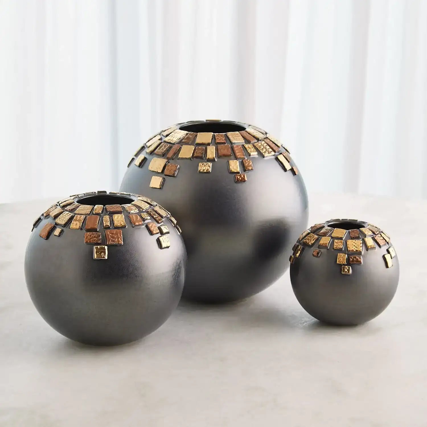 GLOBAL VIEWS ARRAY VASE - Decorative Accents