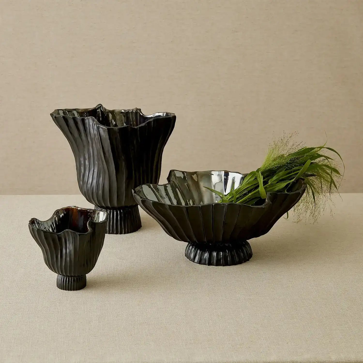 GLOBAL VIEWS FOLHA FOOTED VASE - Decorative Accents