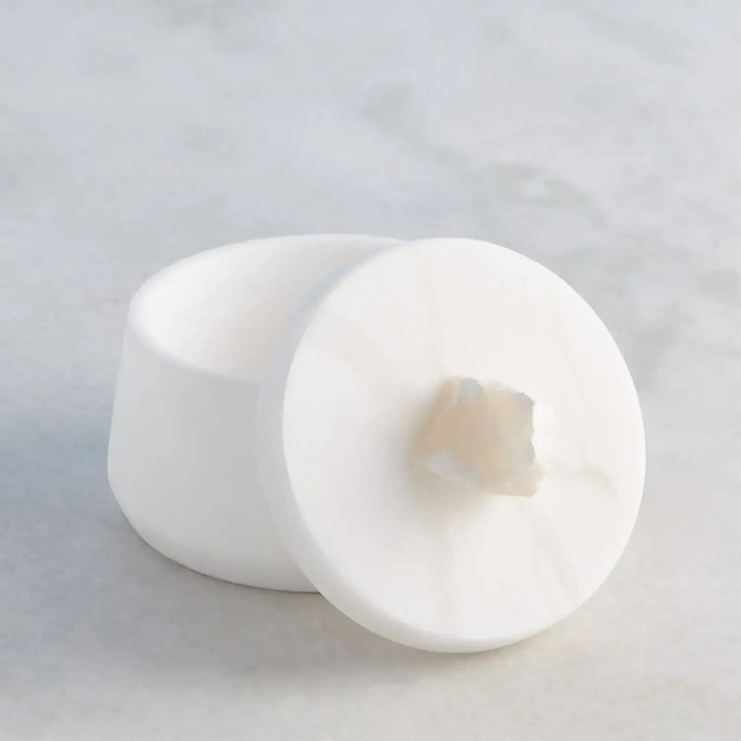 GLOBAL VIEWS ALABASTER TAPERED ROUND BOX W/ROCK FINIAL - Decorative Accents