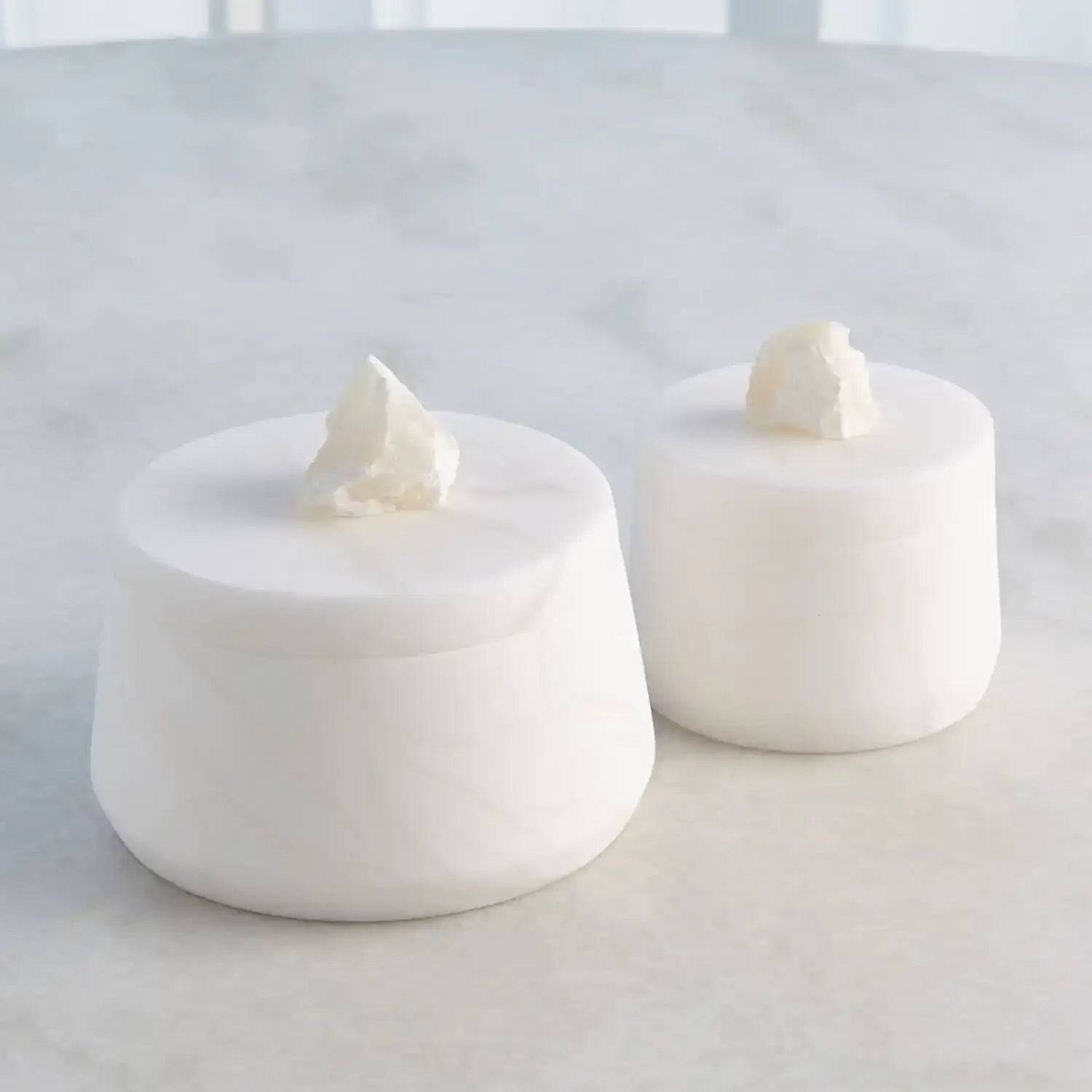 GLOBAL VIEWS ALABASTER TAPERED ROUND BOX W/ROCK FINIAL - Decorative Accents