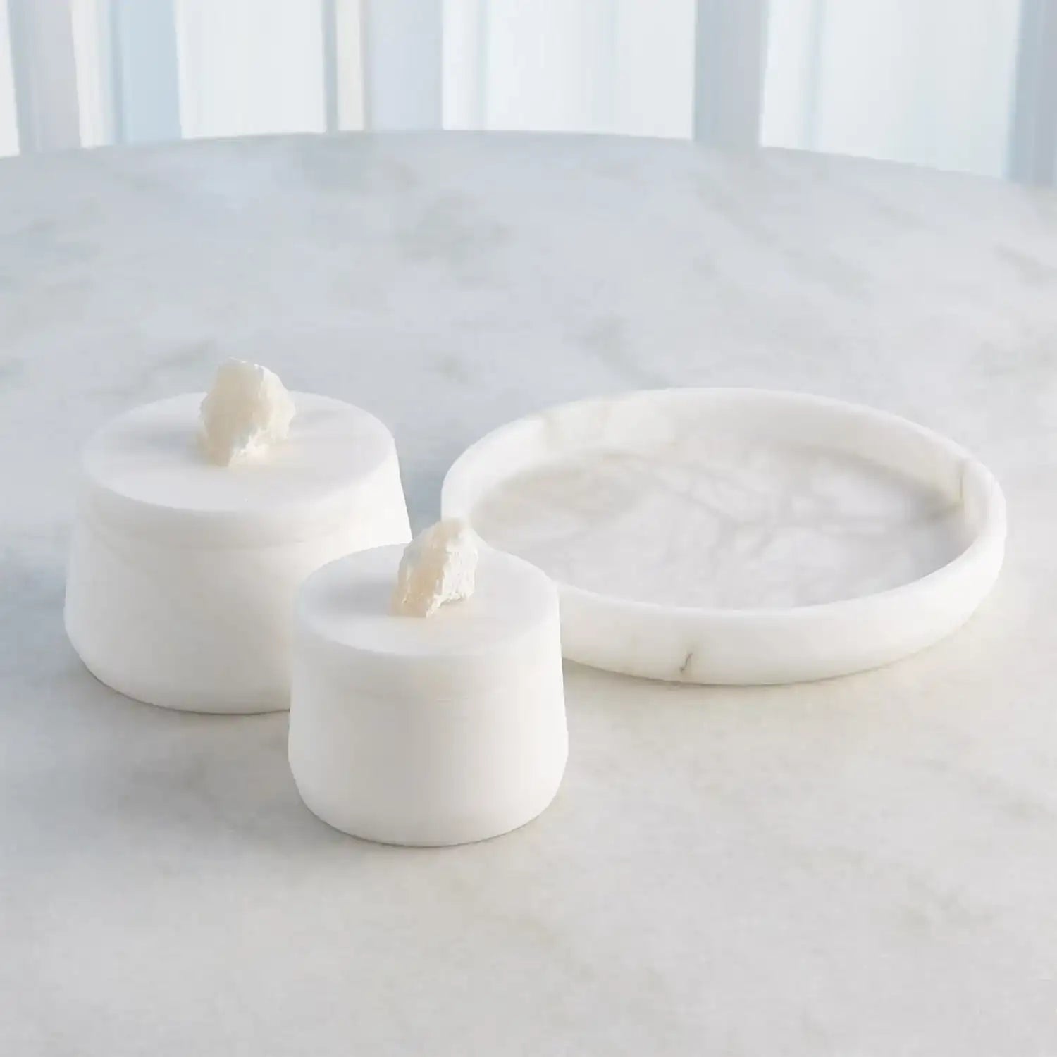 GLOBAL VIEWS ALABASTER TAPERED ROUND BOX W/ROCK FINIAL - Decorative Accents