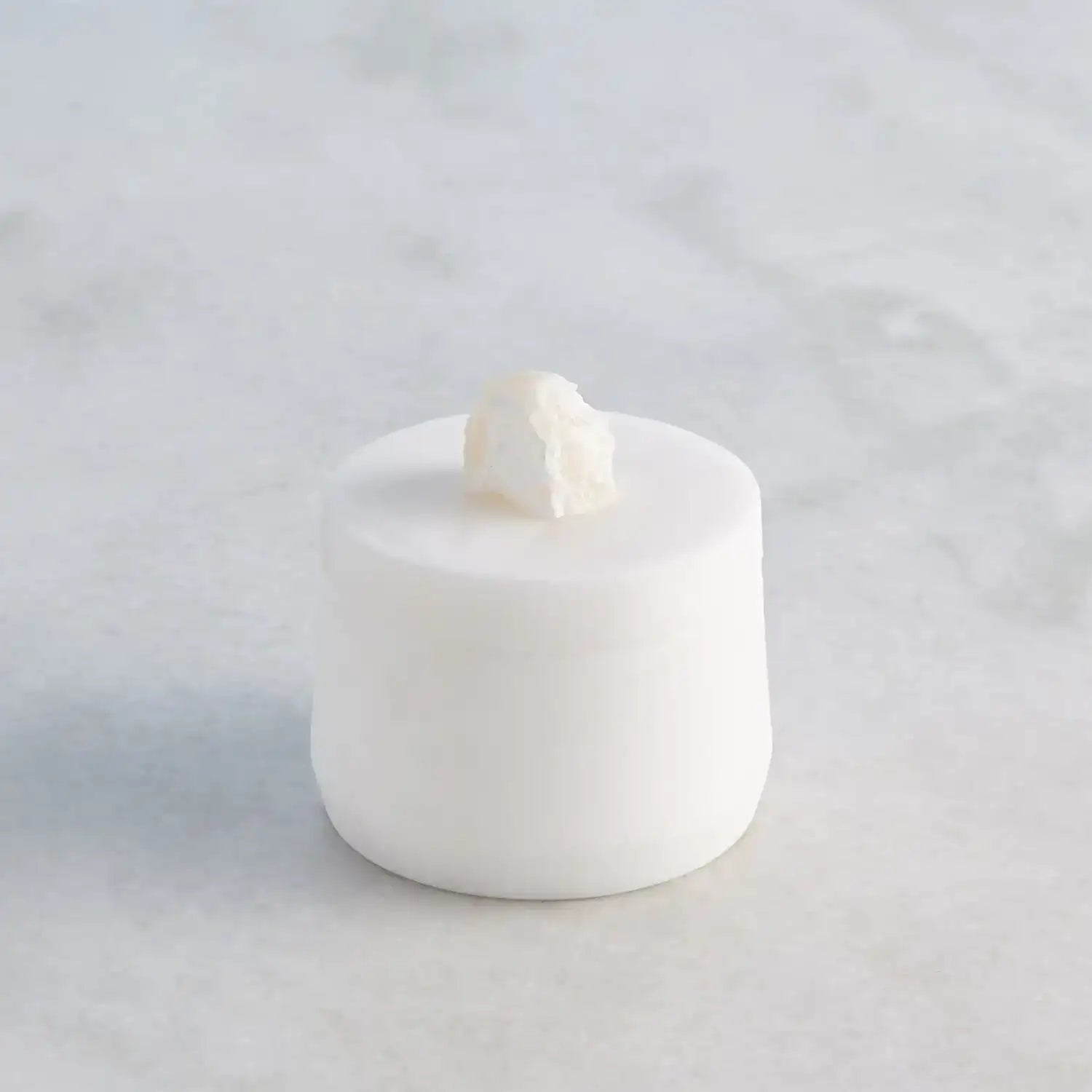 GLOBAL VIEWS ALABASTER TAPERED ROUND BOX W/ROCK FINIAL - Decorative Accents