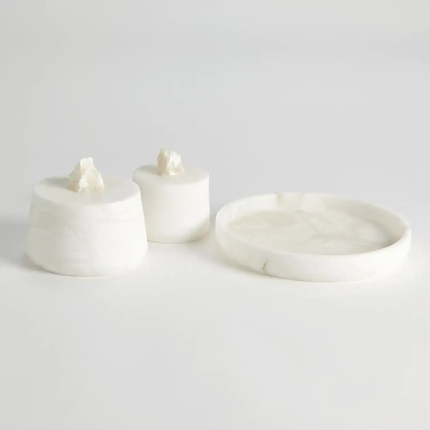 GLOBAL VIEWS ALABASTER TAPERED ROUND BOX W/ROCK FINIAL - Decorative Accents
