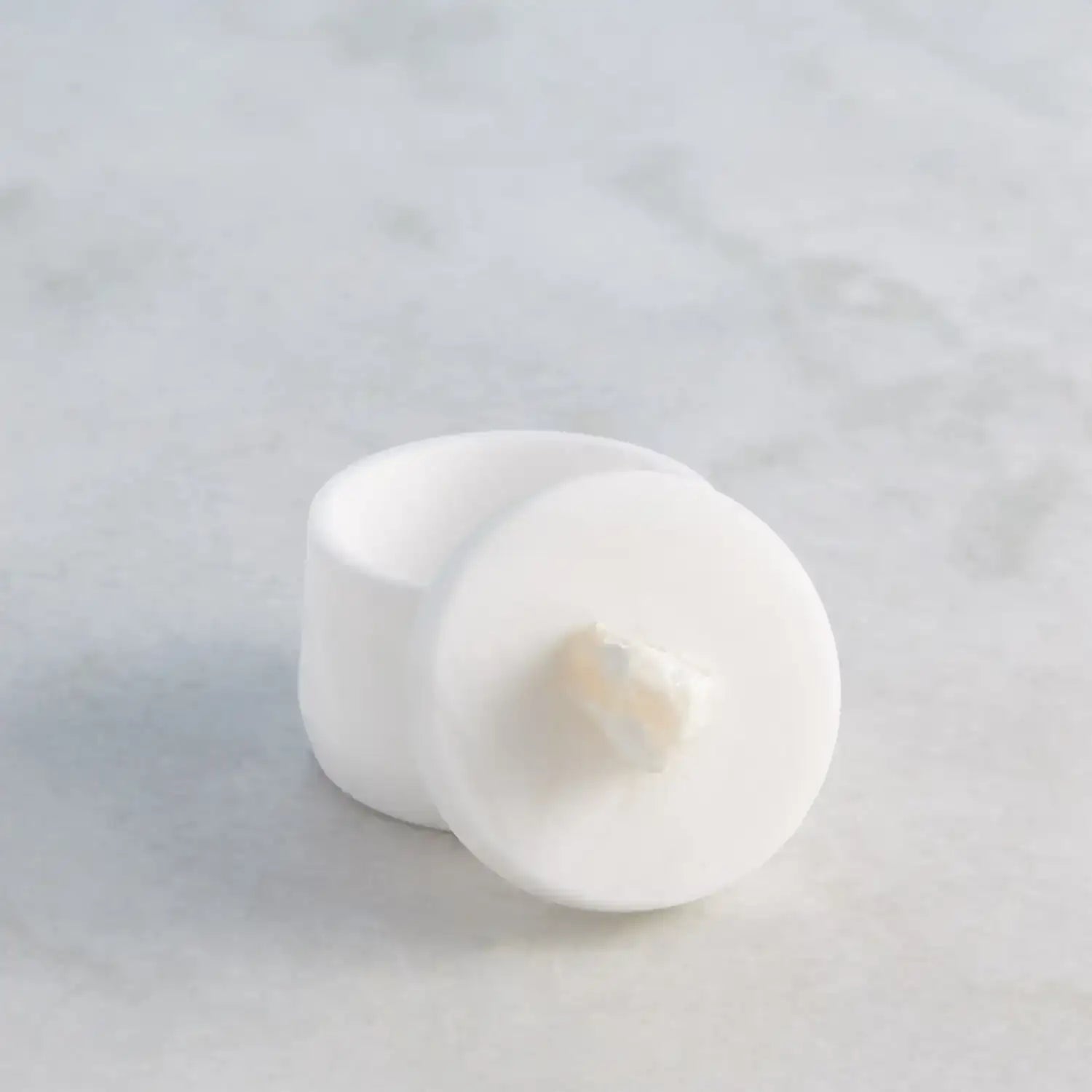 GLOBAL VIEWS ALABASTER TAPERED ROUND BOX W/ROCK FINIAL - Decorative Accents