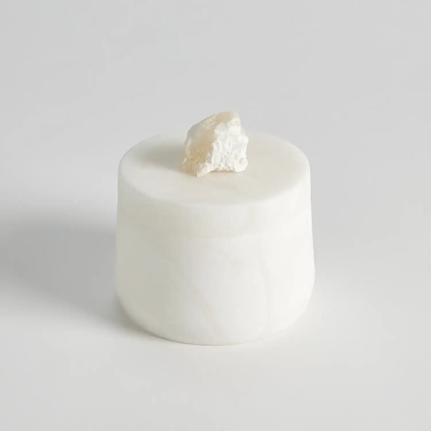 GLOBAL VIEWS ALABASTER TAPERED ROUND BOX W/ROCK FINIAL - Decorative Accents