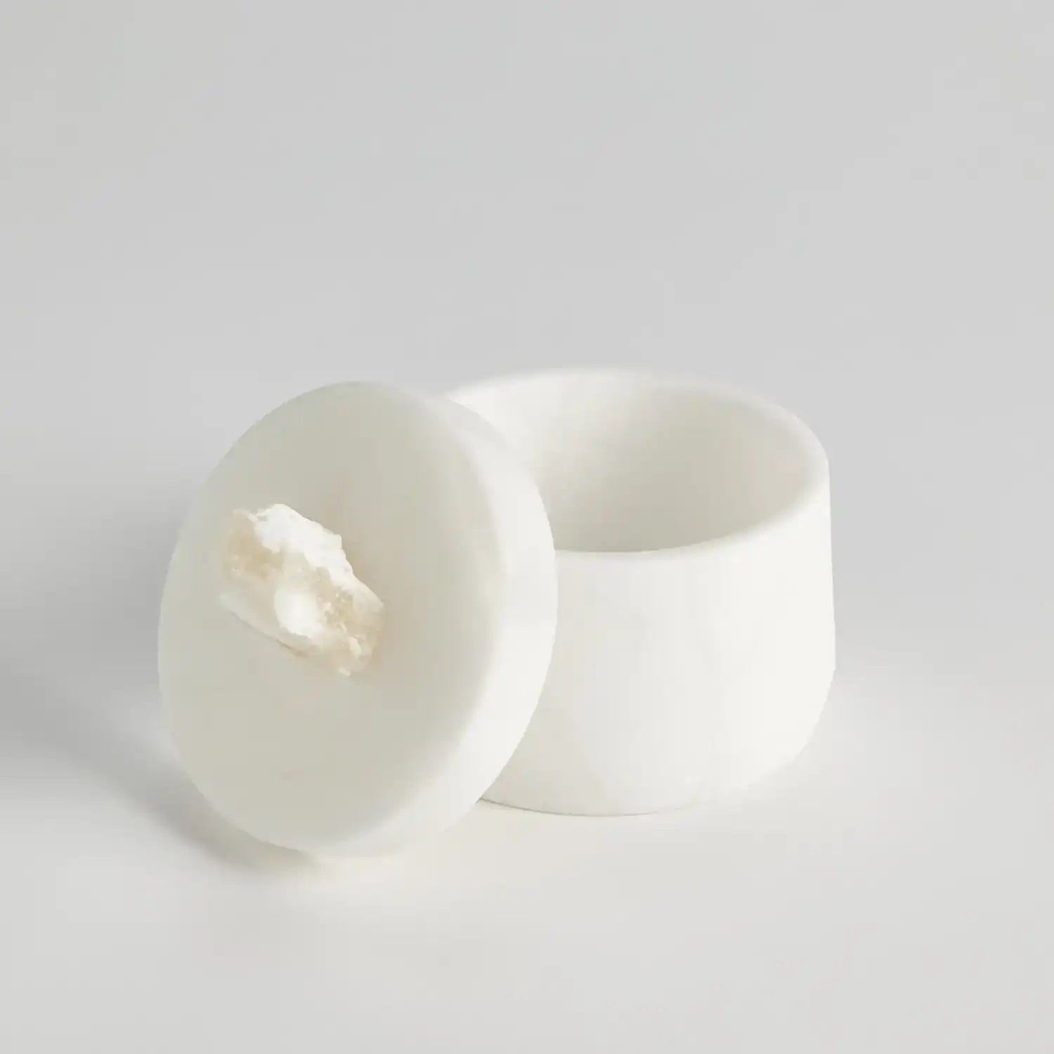 GLOBAL VIEWS ALABASTER TAPERED ROUND BOX W/ROCK FINIAL - Decorative Accents