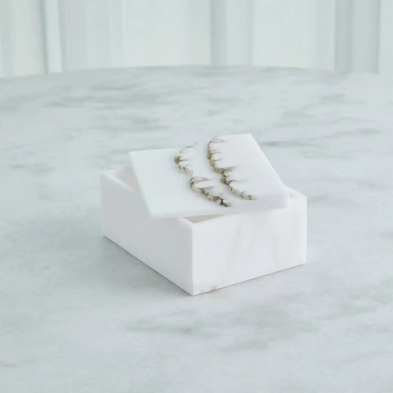 GLOBAL VIEWS TERRAIN ALABASTER BOX - Decorative Accents