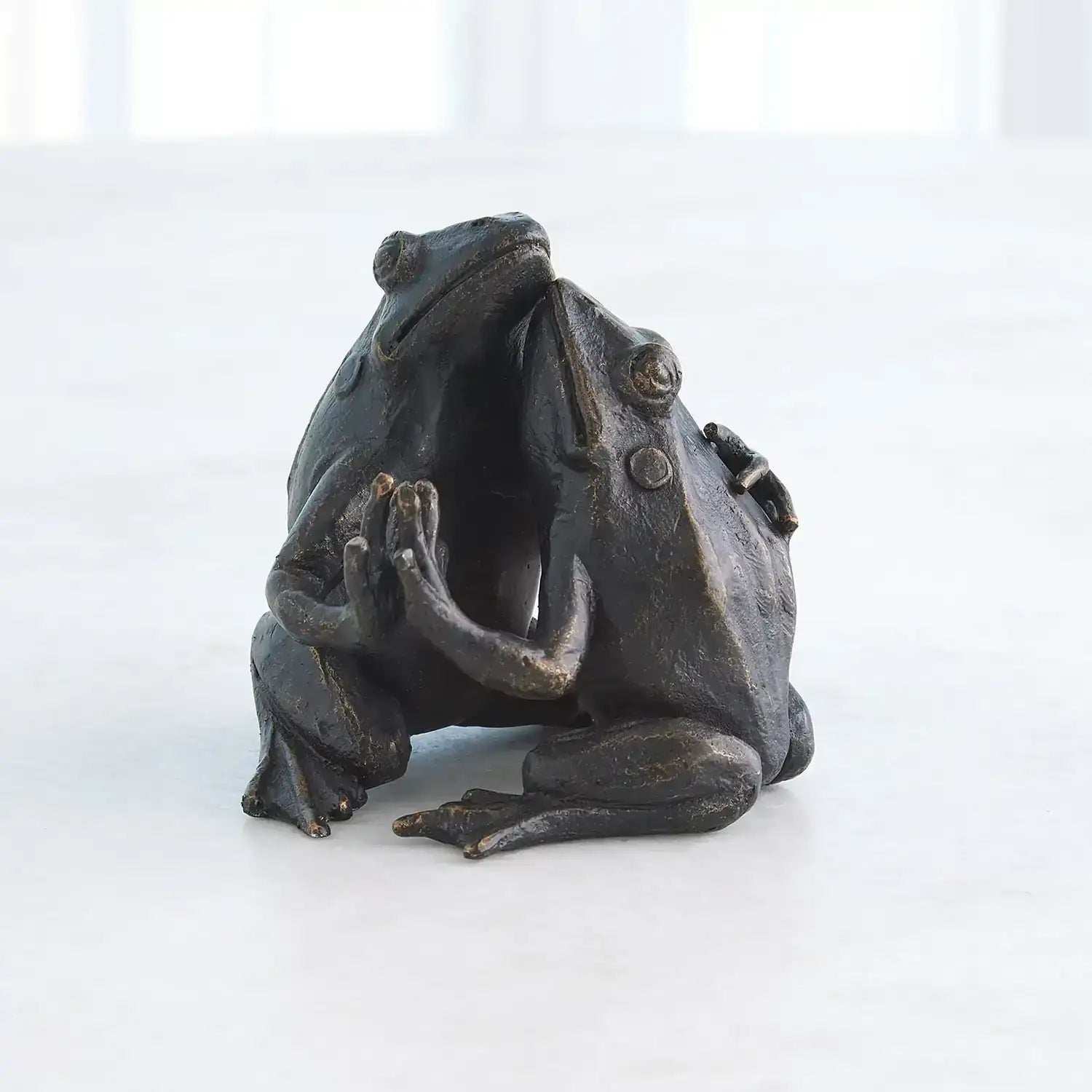 GLOBAL VIEWS HUGGING FROG SCULPTURE - Decorative Accents
