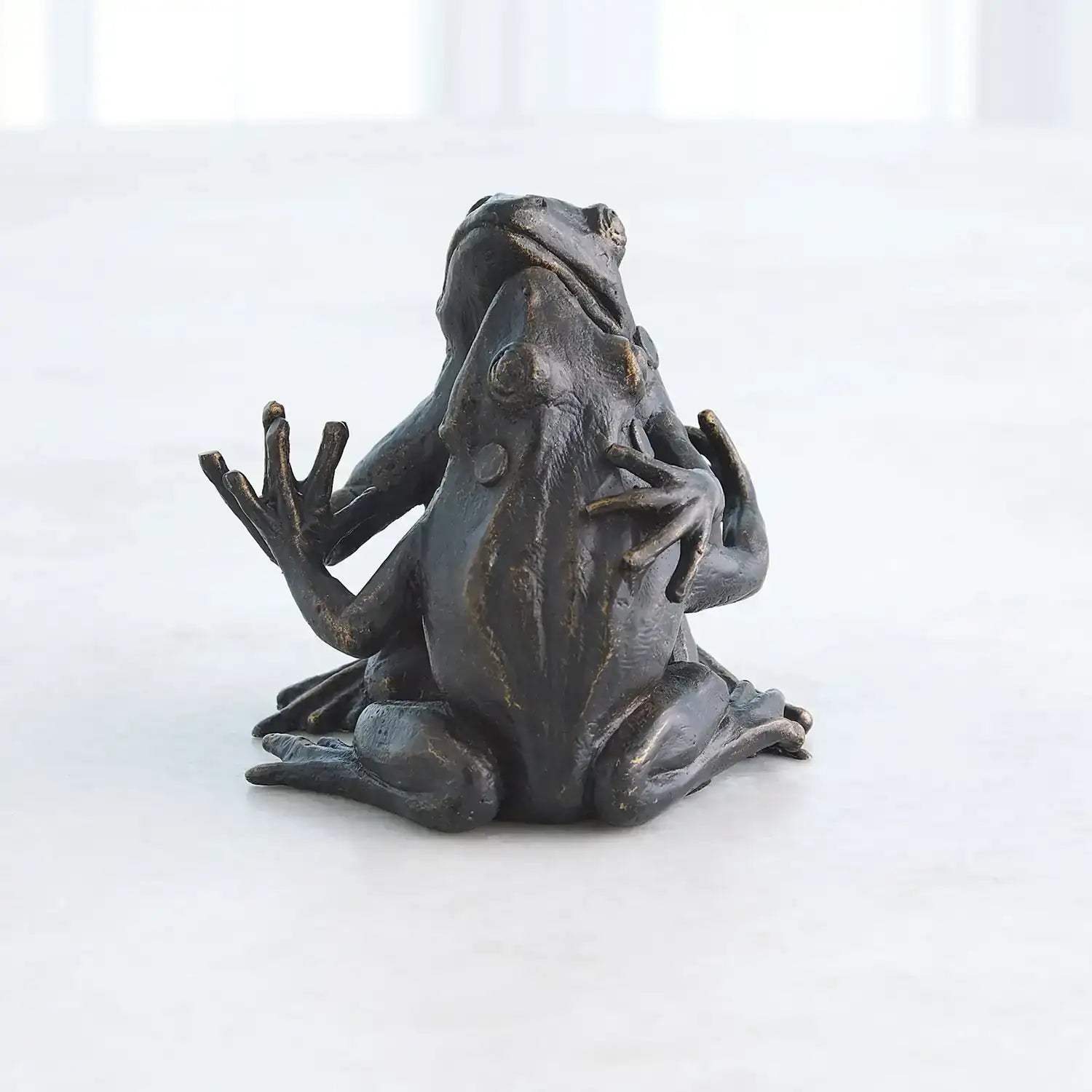 GLOBAL VIEWS HUGGING FROG SCULPTURE - Decorative Accents