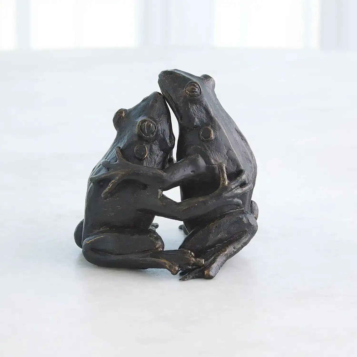 GLOBAL VIEWS HUGGING FROG SCULPTURE - Decorative Accents
