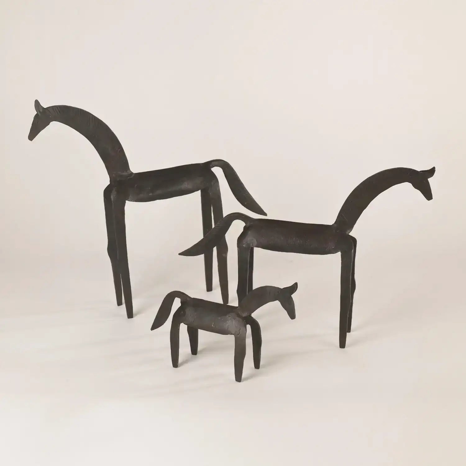 GLOBAL VIEWS PRIMITIVE IRON HORSE - Decorative Accents