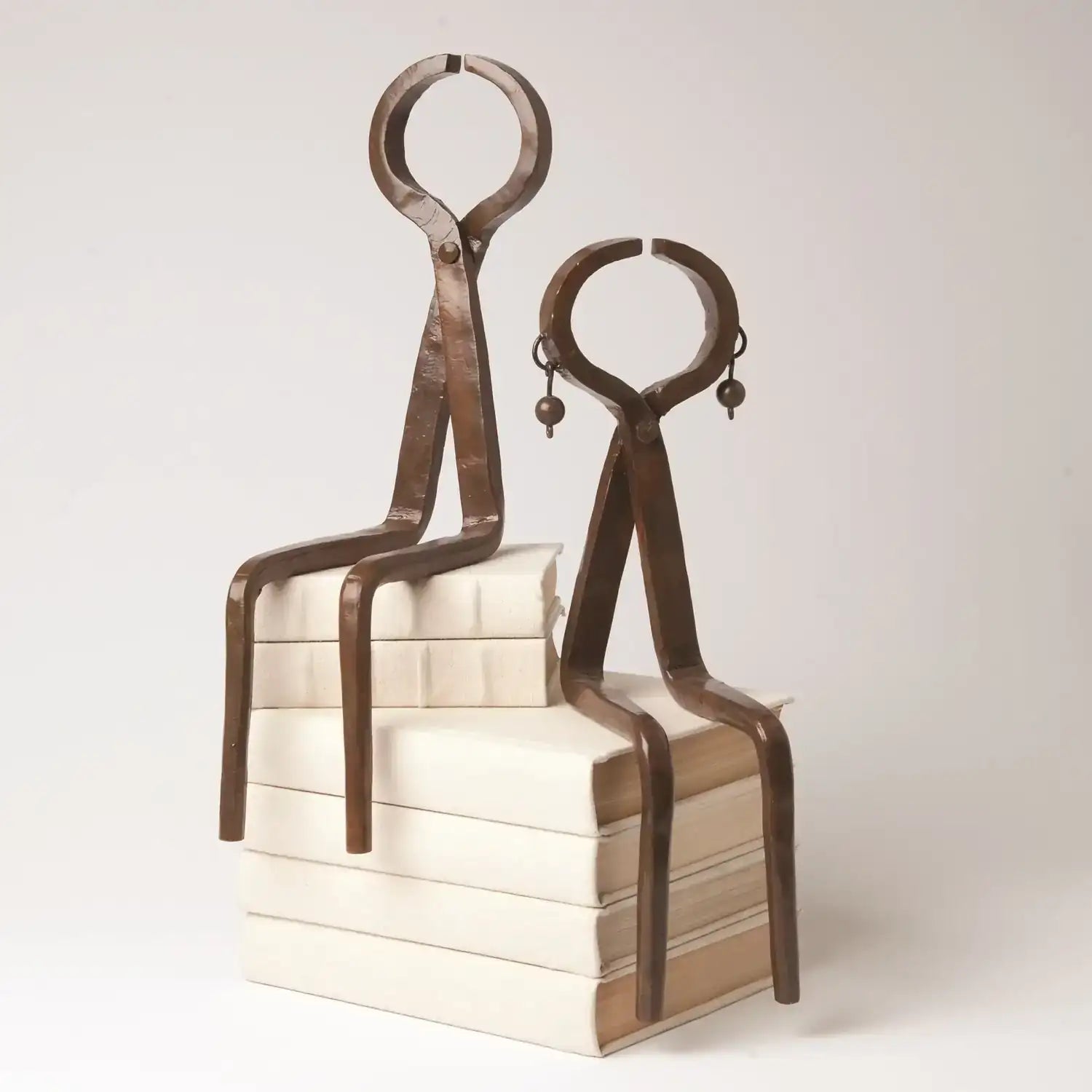 GLOBAL VIEWS IRON SITTING COUPLE - Decorative Accents
