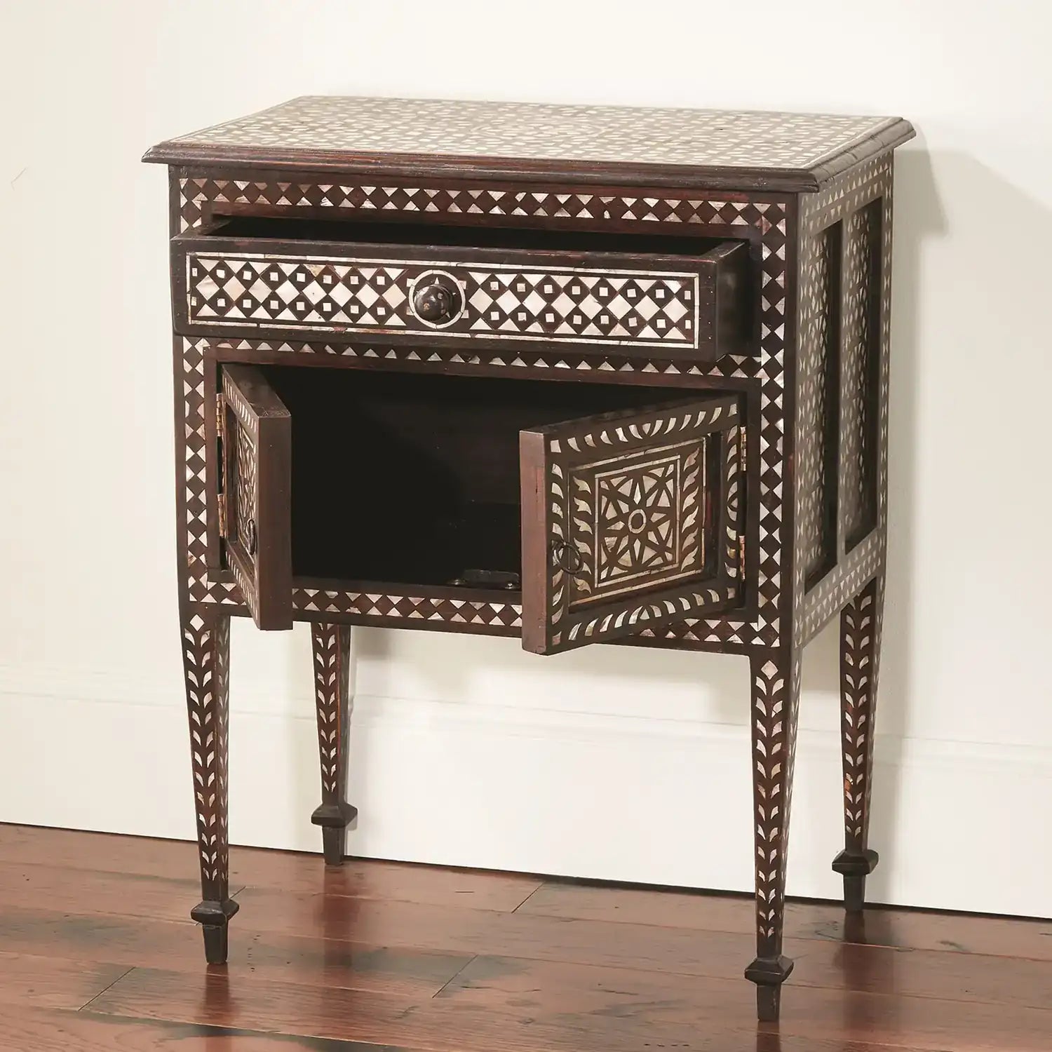 GLOBAL VIEWS BHAWANA CHEST - Beds