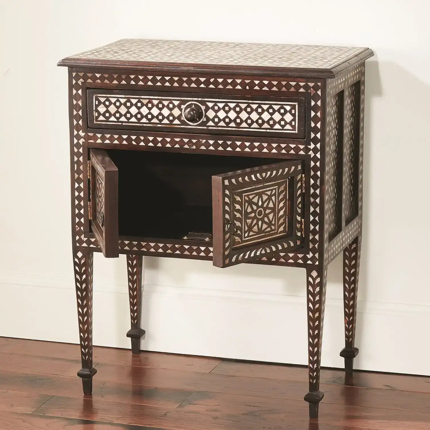 GLOBAL VIEWS BHAWANA CHEST - Beds