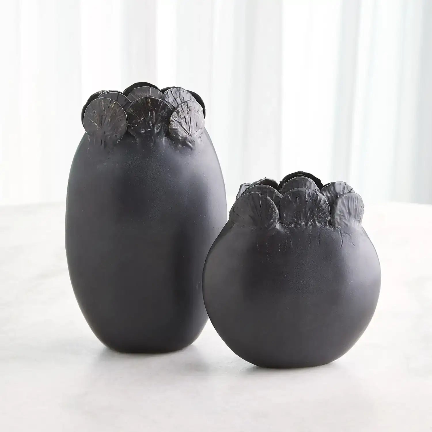 GLOBAL VIEWS SAND DOLLAR VASE - Decorative Accents