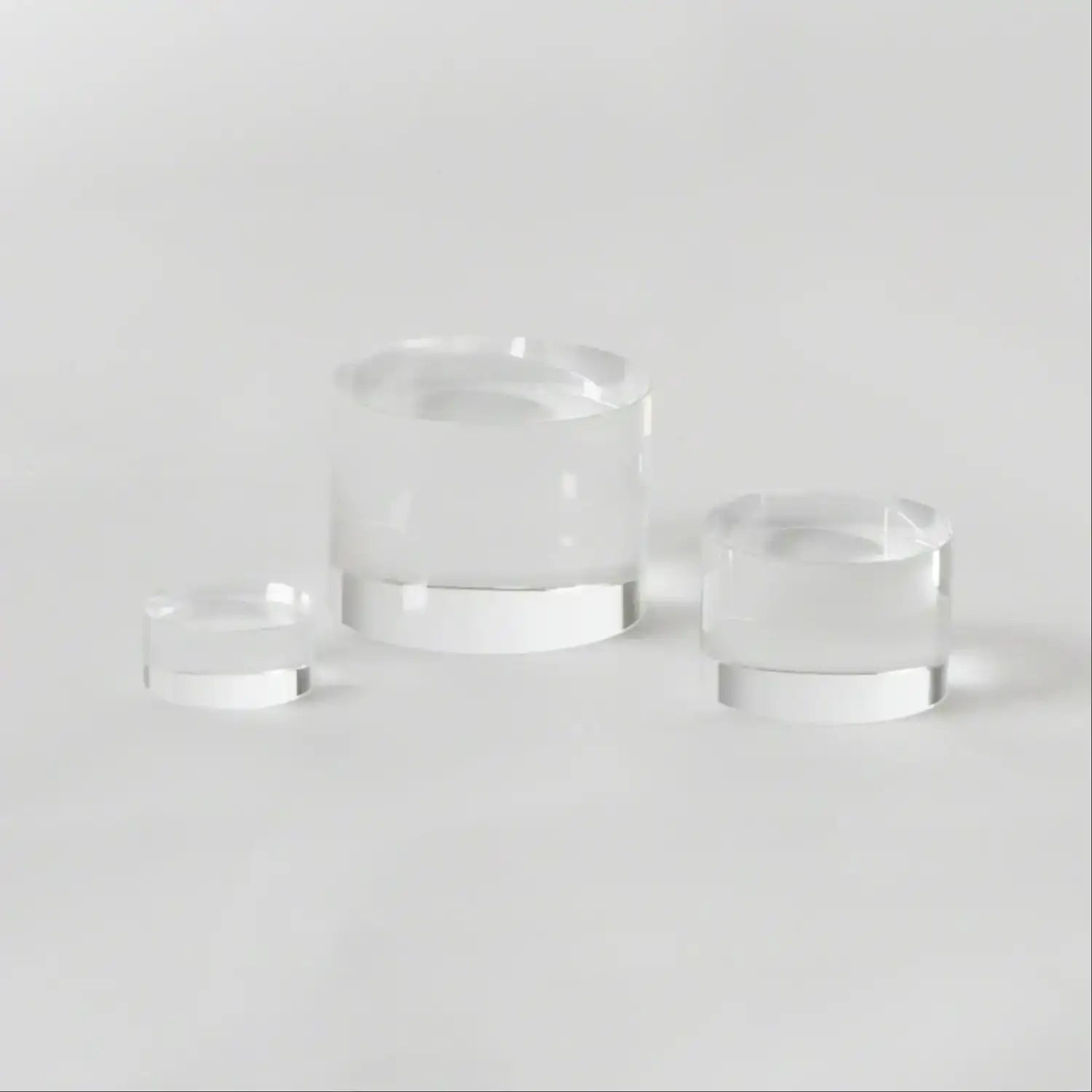 GLOBAL VIEWS CRYSTAL COLUMN RISER - Decorative Accents