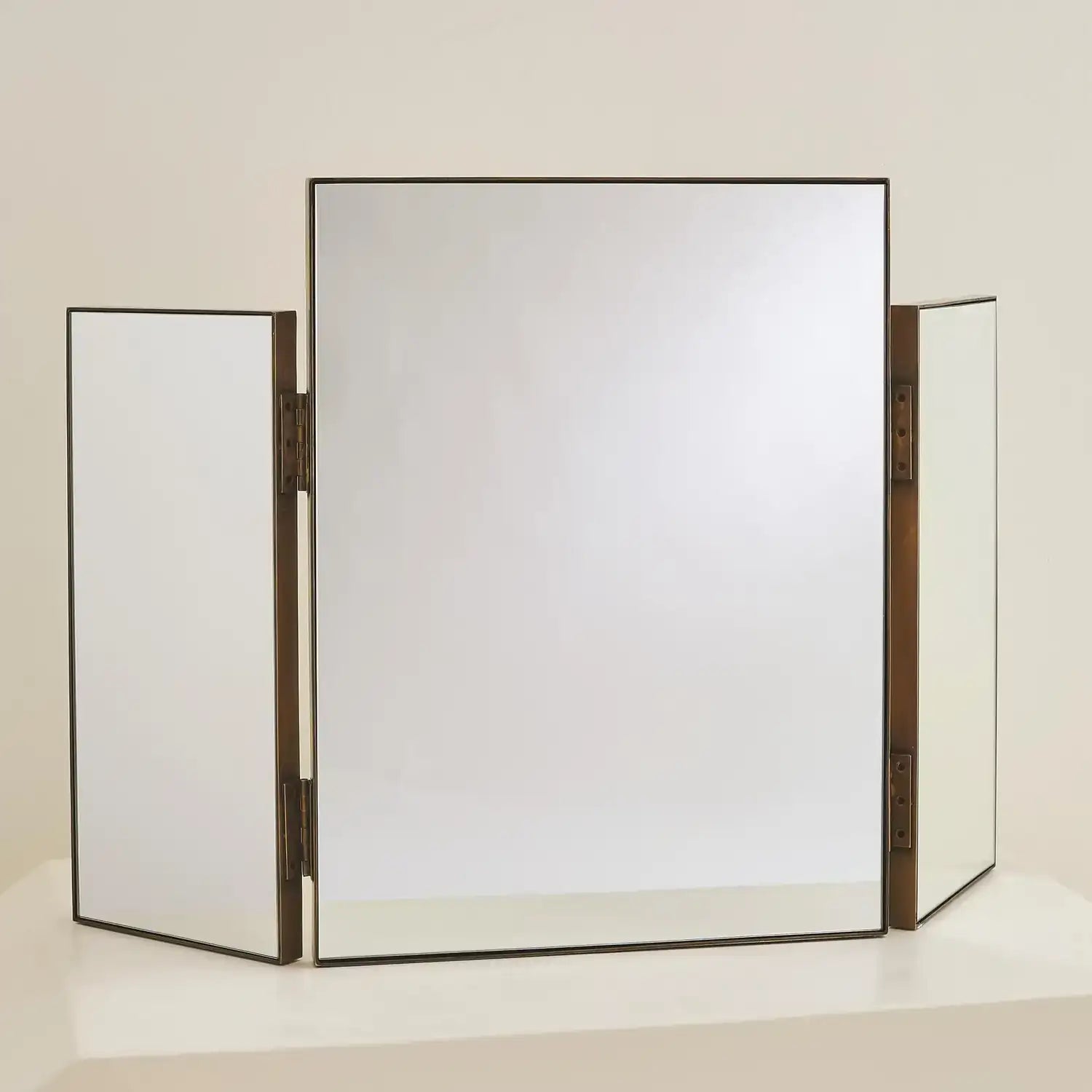GLOBAL VIEWS TRI - Consoles
