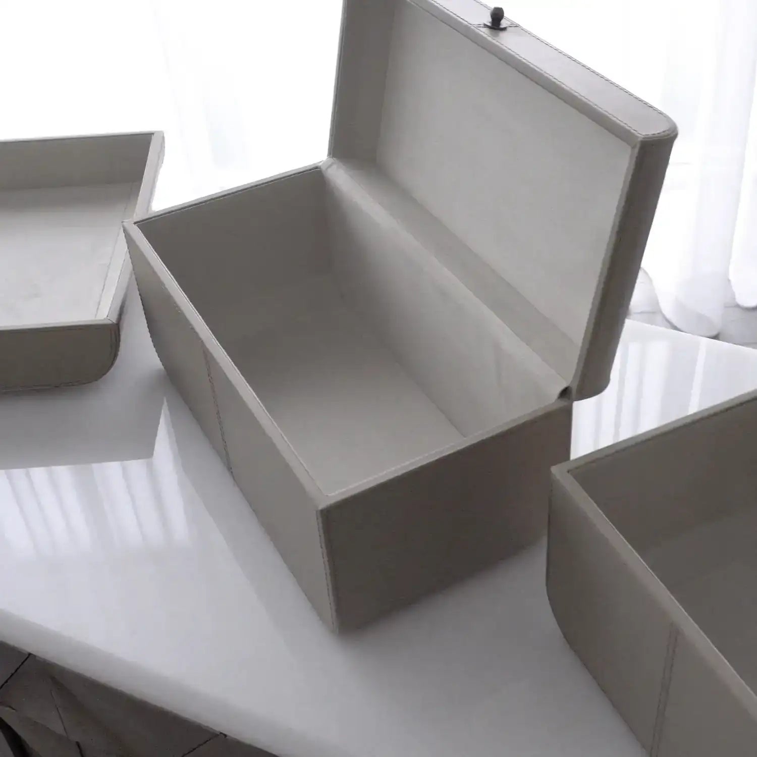 GLOBAL VIEWS CURVED CORNER TRAY - Decorative Accents
