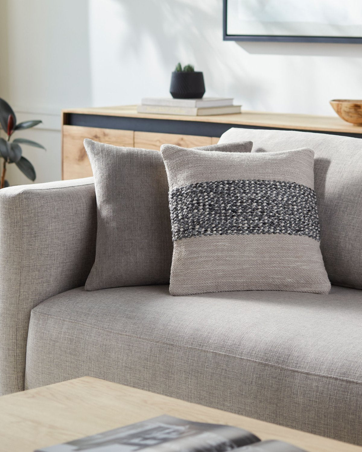 SURYA EDWARD ACCENT PILLOW - Linens