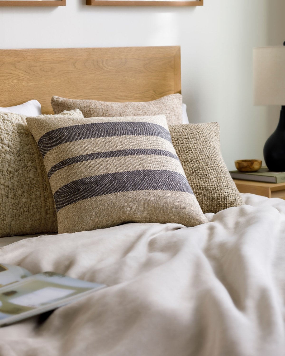 SURYA MOBLEY ACCENT PILLOW - Linens