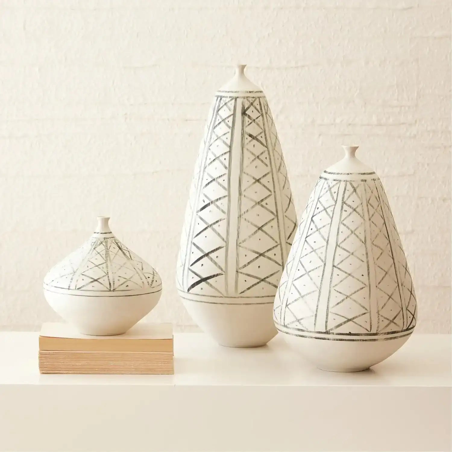 GLOBAL VIEWS GRENZ VASE - Decorative Accents