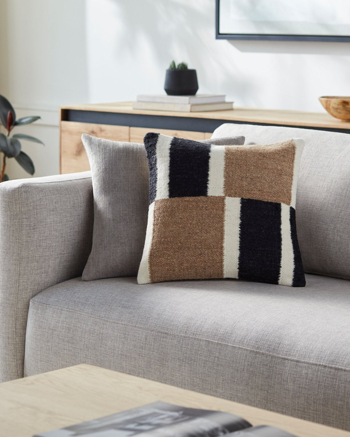 SURYA OSMUND ACCENT PILLOW - Linens