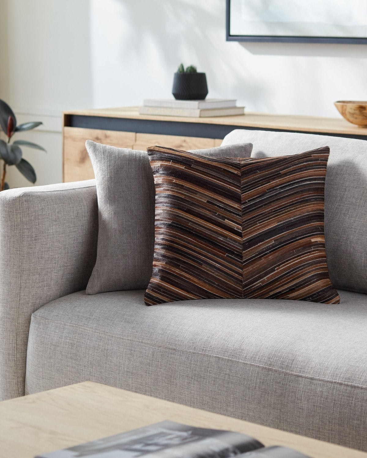 SURYA ZANDER ACCENT PILLOW - Linens