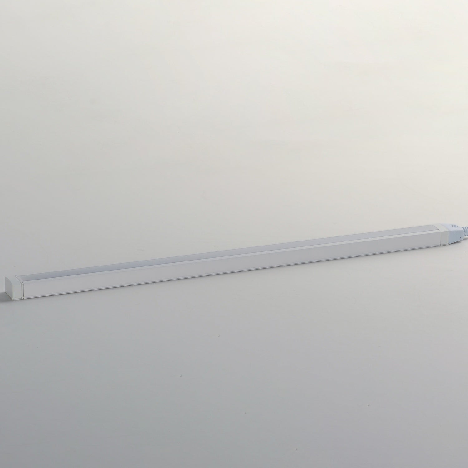 MAXIM CounterMax 120V Slim LED UC White Tunable - DO NOT SHOW ON WEBSITE
