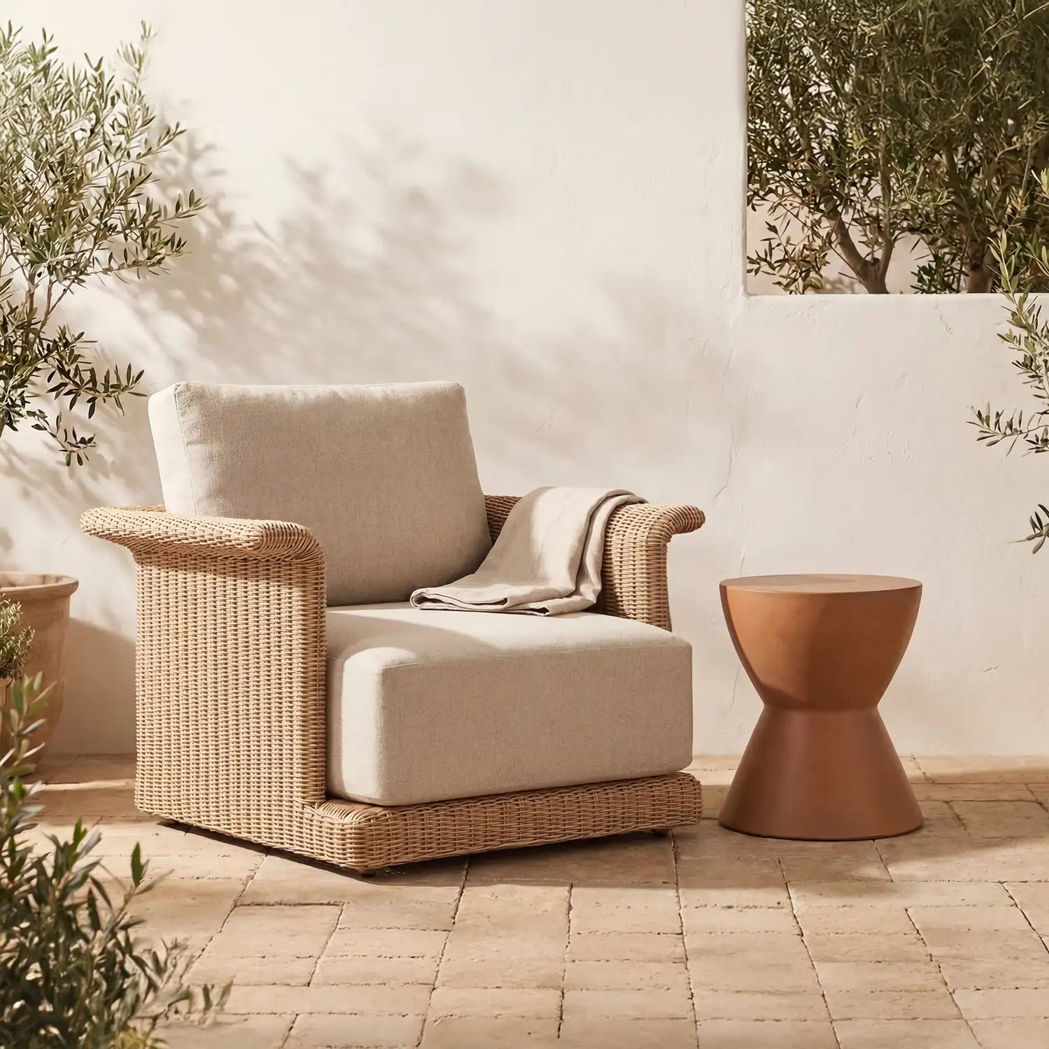MOES HOURGLASS OUTDOOR STOOLS - Outdoor Seating