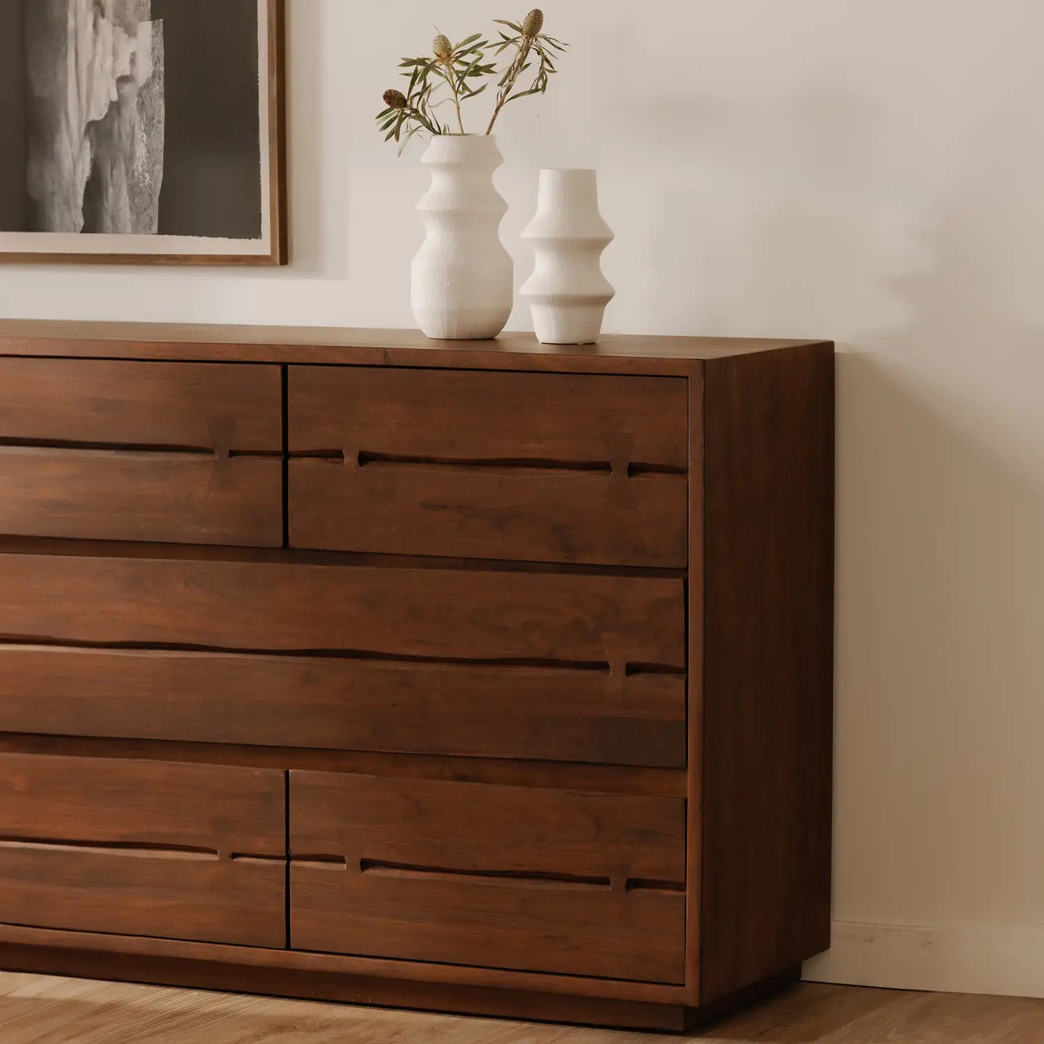 MOES, MADAGASCAR DRESSERS, DRESSERS