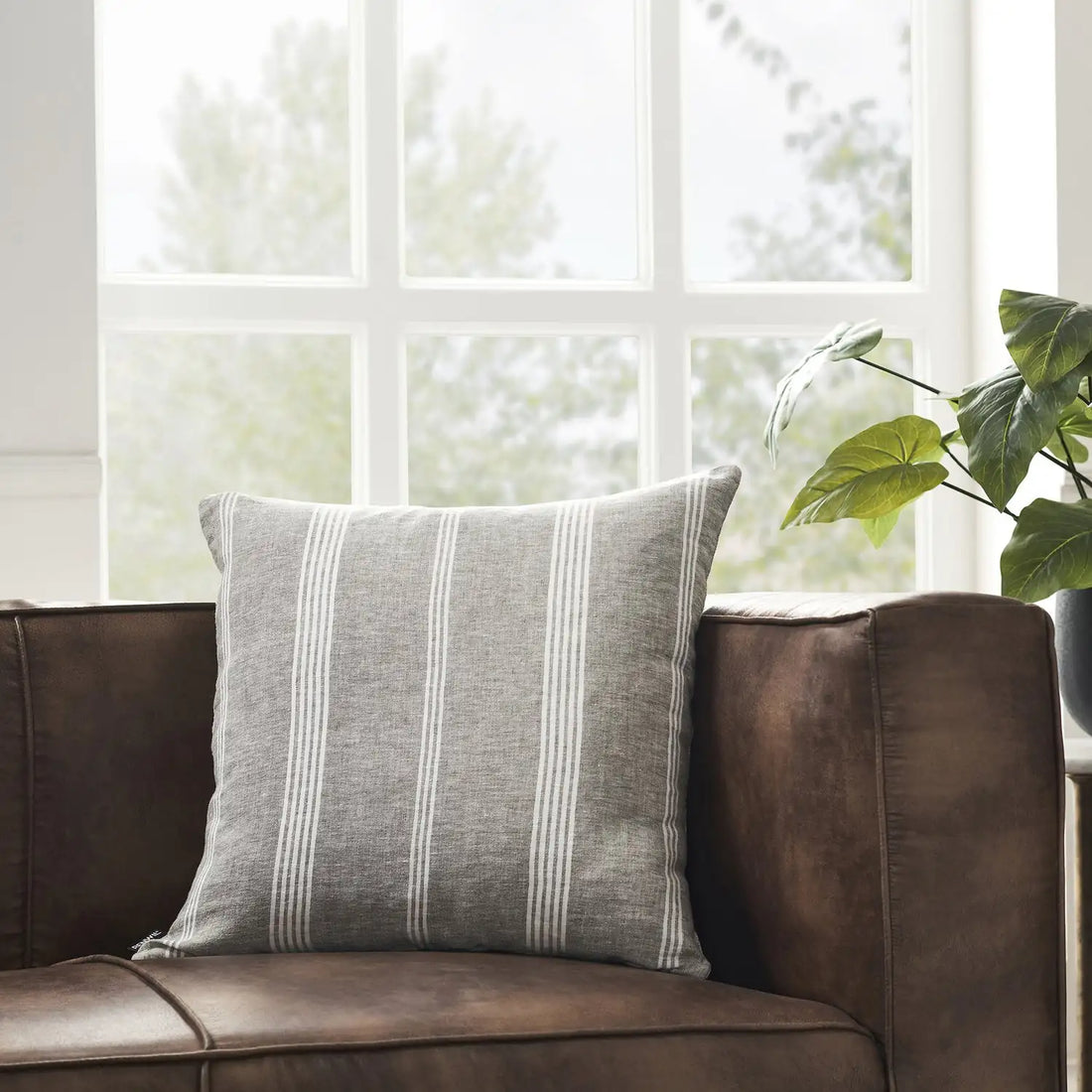 RENWIL DAMARI INDOOR PILLOW - Decorative Accents
