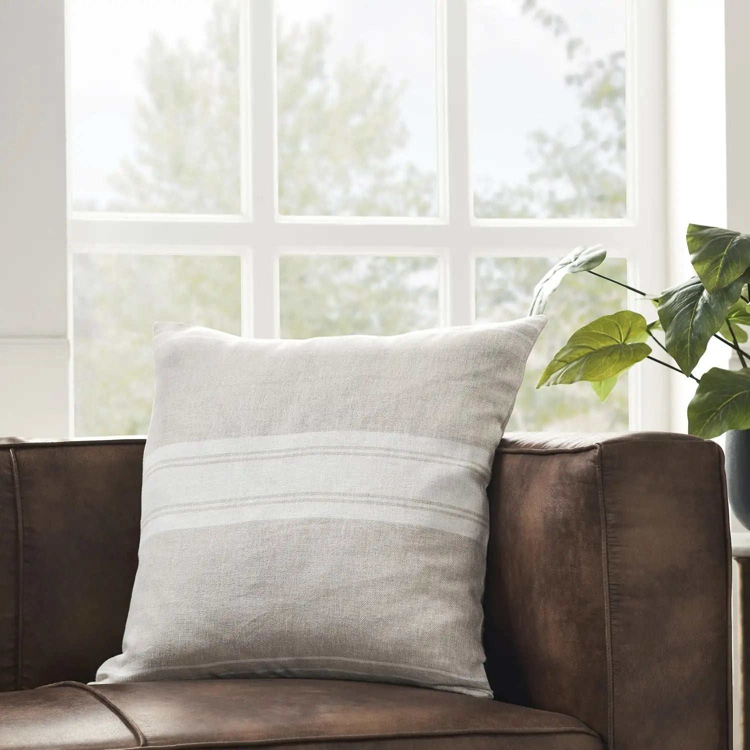 RENWIL RAELYN INDOOR PILLOW - Decorative Accents