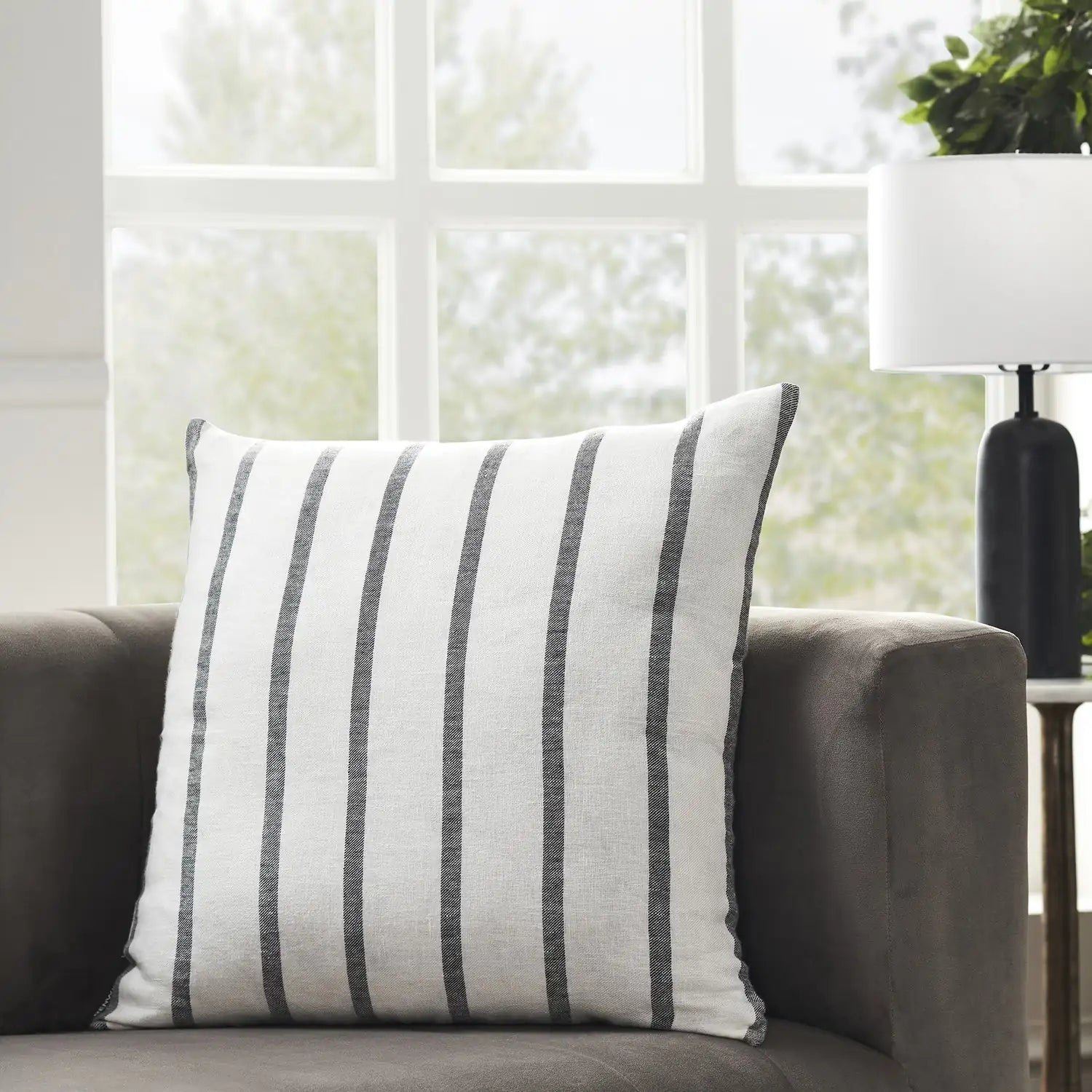 RENWIL NIMAH INDOOR PILLOW - Decorative Accents