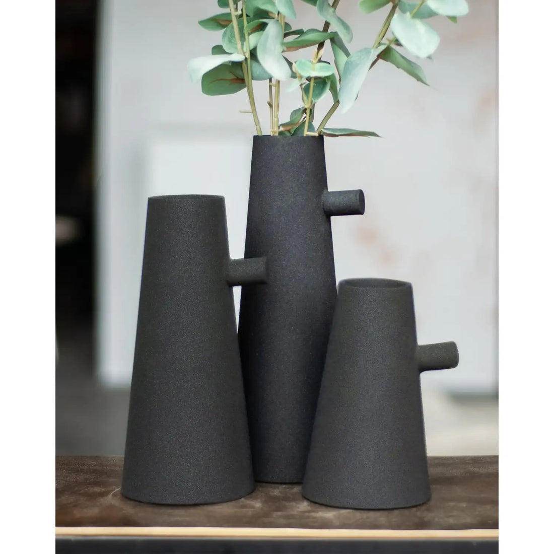 RENWIL AFLYNTA INDOOR IRON VASE MATTE - Decorative Accents