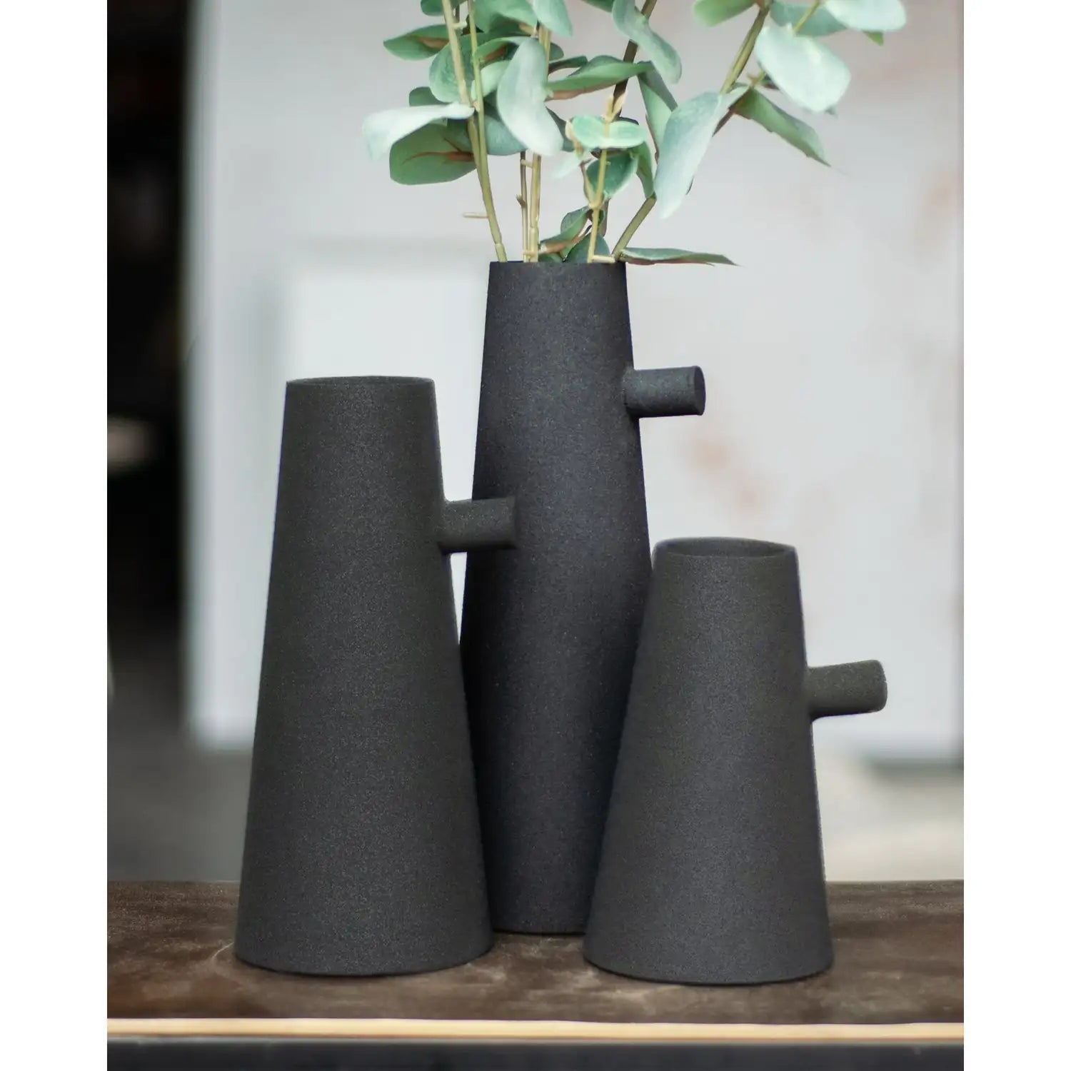 RENWIL AFLYNTA INDOOR IRON VASE MATTE - Decorative Accents