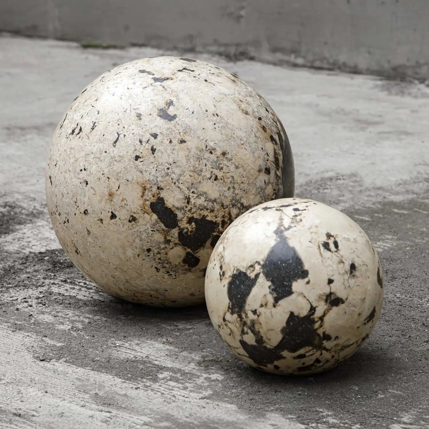 UTTERMOST NOUVEAU INDOOR-OUTDOOR SPHERES - Decorative Accents