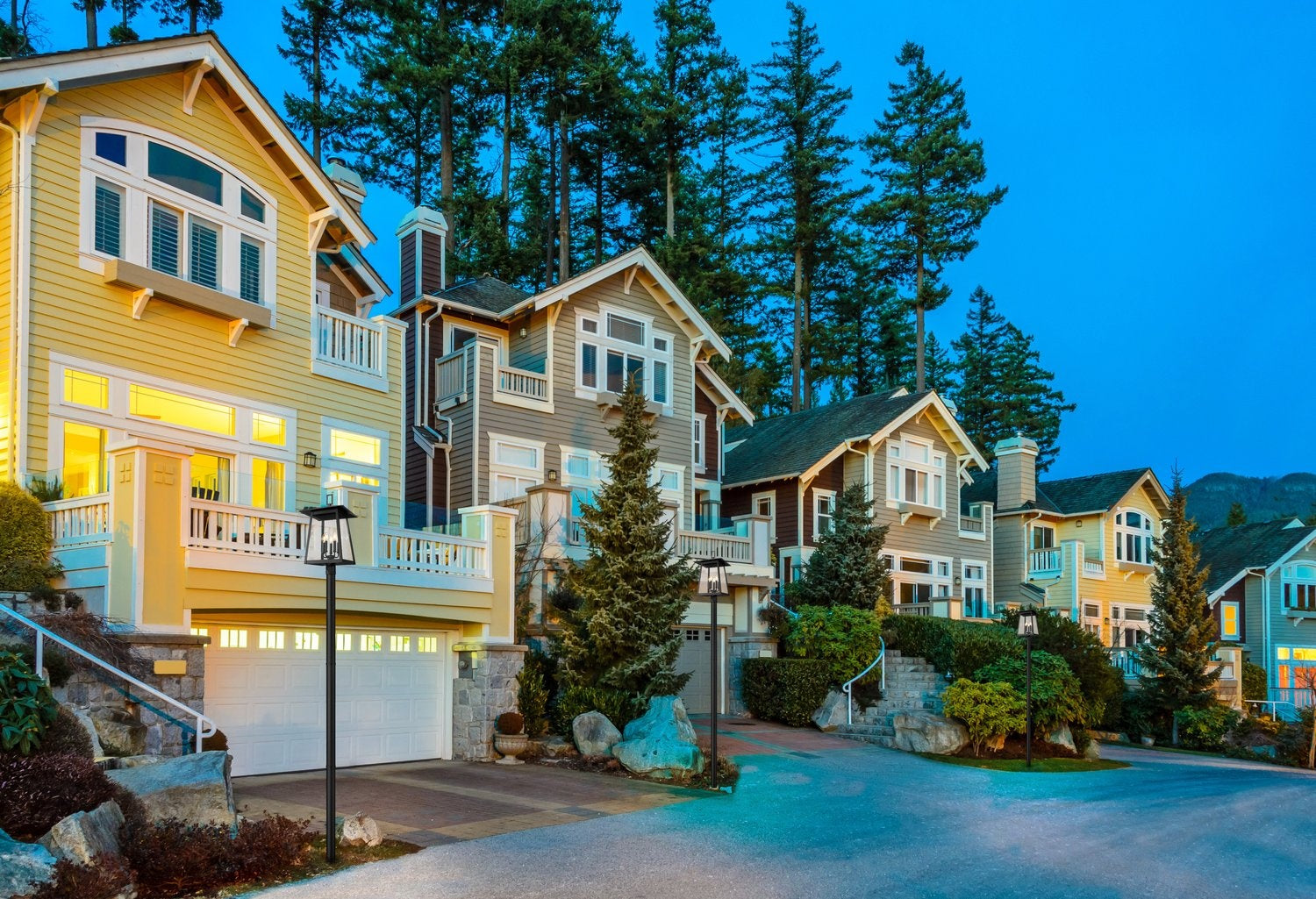 Z-LITE RAINER 5 LIGHT OUTDOOR POST MOUNTED FIXTURE | 5015PHXLR-5009P96-BK - Post